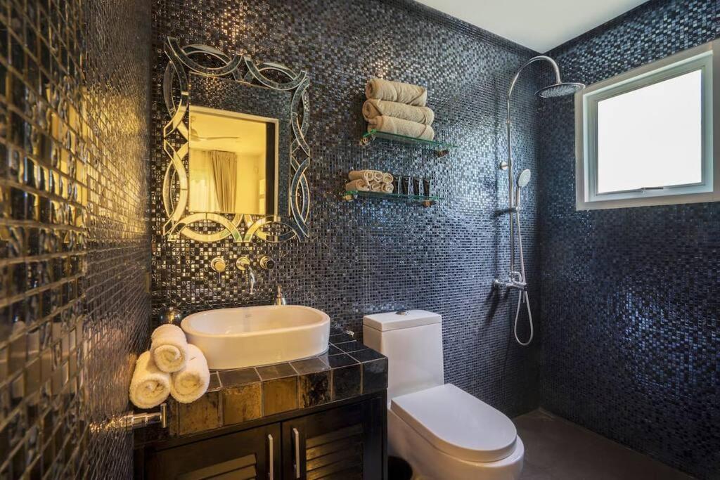 Villa Nirvana - Beachfront Tropical Chic 4Br Haven In Cape Panwa, Phuket 반 아오 마크함 외부 사진