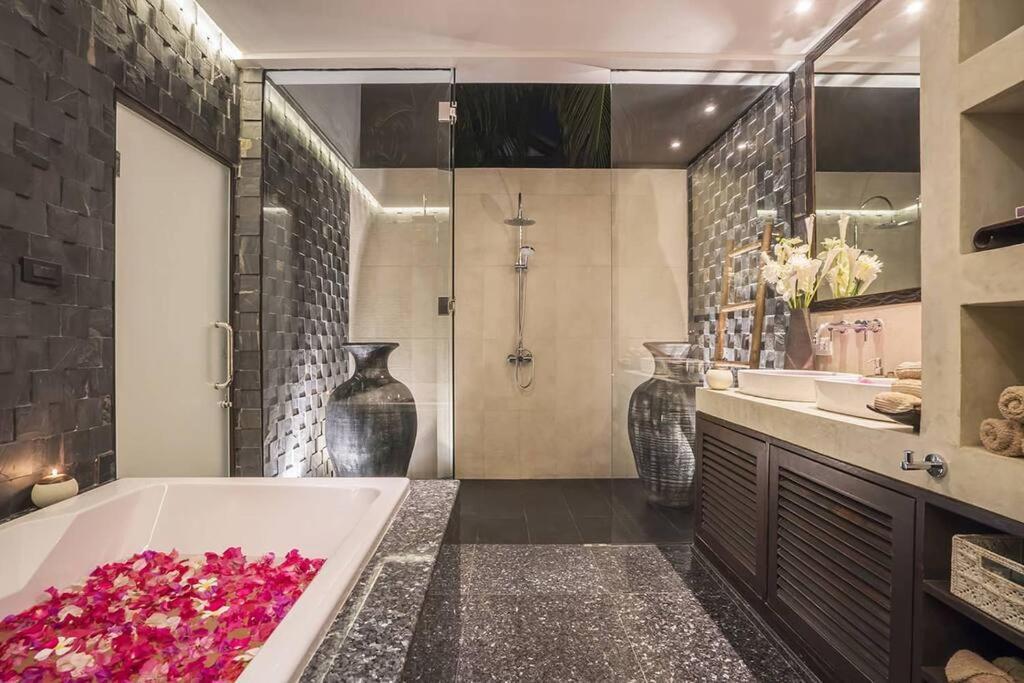 Villa Nirvana - Beachfront Tropical Chic 4Br Haven In Cape Panwa, Phuket 반 아오 마크함 외부 사진